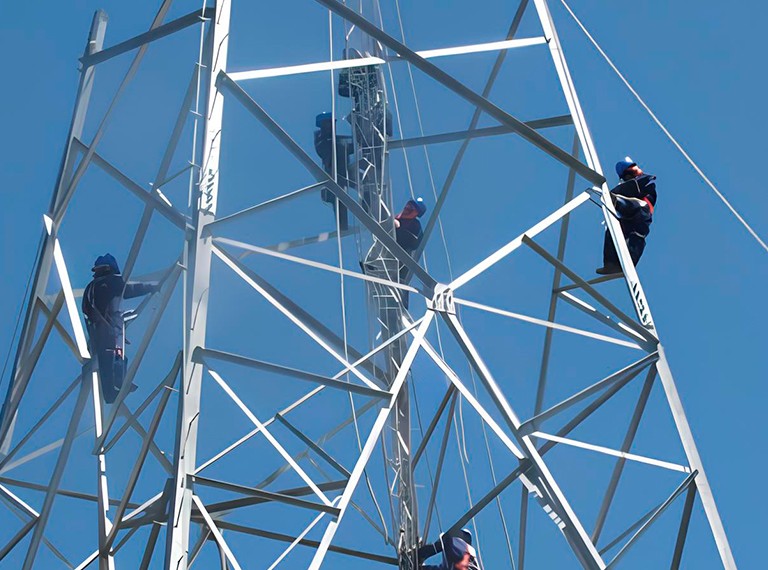 Montaje de una torre de alta tensión con maquinaria especializada